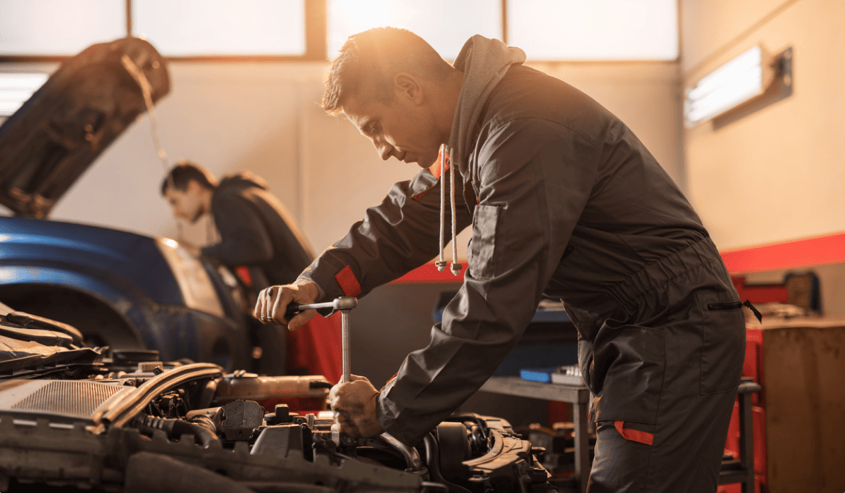 Автослесарь: что на самом деле скрывает профессия и почему одна ошибка может стоить карьеры — или принести 200 000 ₽ в месяц