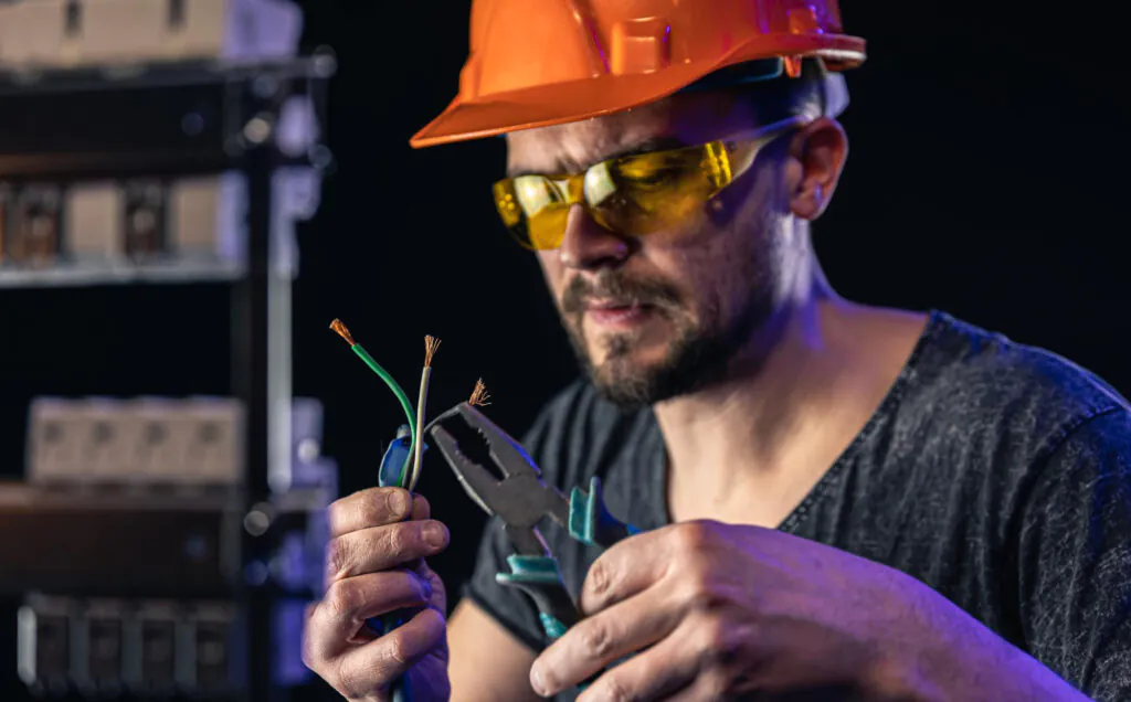 Сколько зарабатывает электромеханик